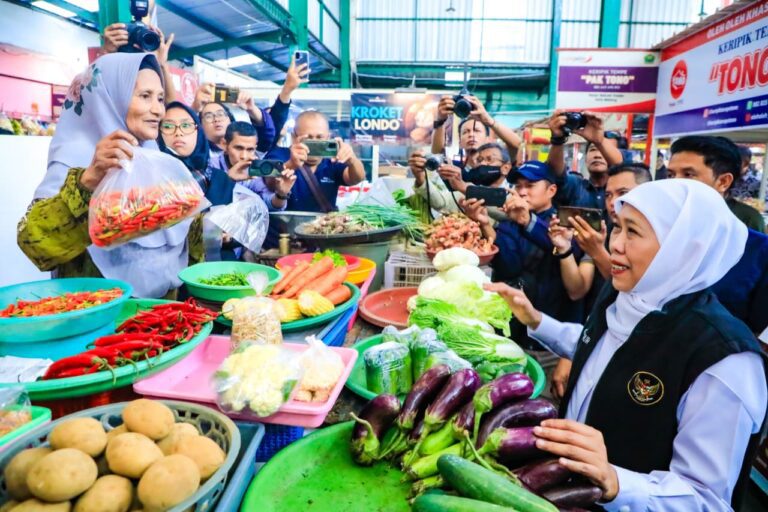 Gubernur Khofifah Minta Segerakan Isi Kebutuhan Beras SPHP dan Minyakita Saat Meninjau Langsung Ketersediaan Bahan Pokok di Pasar Klojen Malang