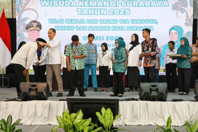 Perkuat Ketahanan Keluarga, Pemkot Surabaya Wisuda 824 Lulusan Sekolah “Kemangi” 2025 