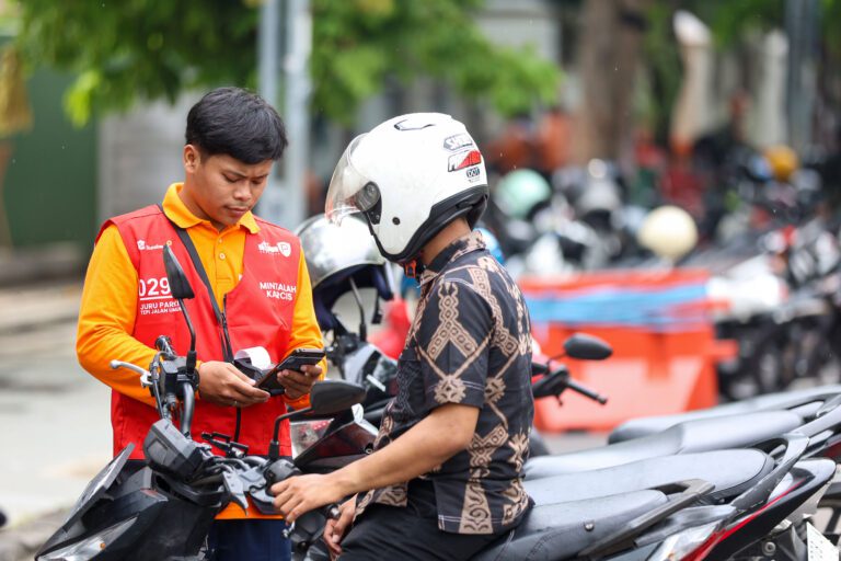 819 Petugas Parkir Surabaya Terapkan Parkir Digital, Pemkot Perluas Pembayaran Non Tunai