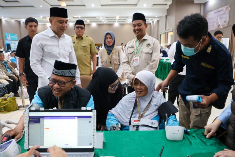 Kloter 50–52 Surabaya Dilepas, Wali Kota Eri Cahyadi Ingatkan Cuaca Ekstrem hingga 45 Der