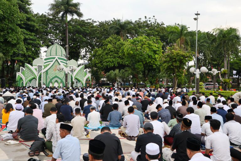 Salat Iduladha di Balai Kota Tetap Khidmat Meski Diguyur Gerimis