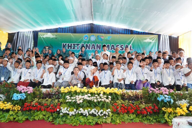 Ratusan Anak Lamongan Ikuti Khitan Massal