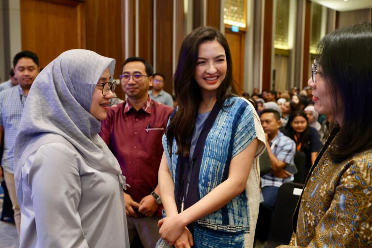Terpesona dengan Keelokan Alamnya, Raline Shah Ajak Keluarga Jelajahi Banyuwangi
