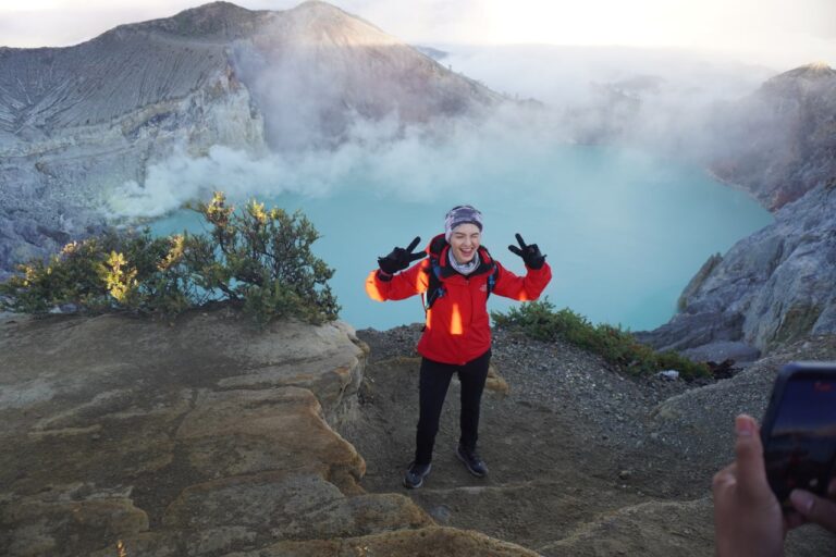 Nikmati Sunrise di Kawah Ijen, Raline Shah: Banyuwangi Punya Pesona Kelas Dunia