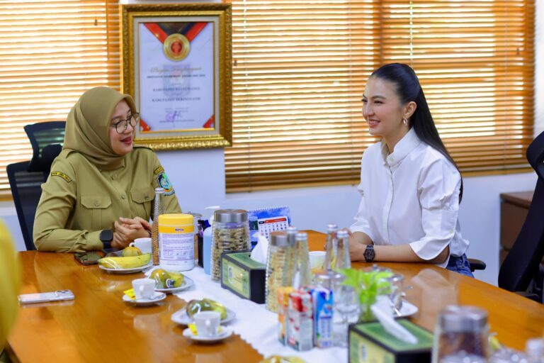 Jelajahi Banyuwangi, Raline Shah Kagumi Tata Kelola Pemeritahan Bupati Ipuk 