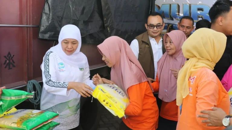 Khofifah Turun Langsung, Pasar Murah di Gunung Anyar Diserbu Warga, Harga Beras, Gula, hingga Minyak Goreng Dipangkas untuk Redam Gejolak Pangan
