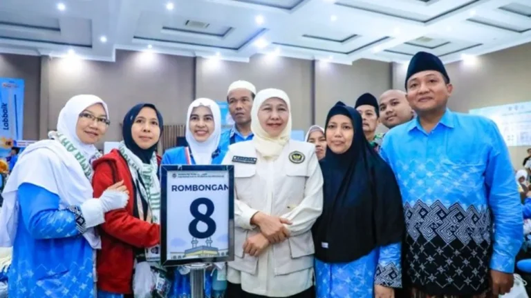 Gubernur Khofifah Sambut Kepulangan Jemaah Haji Kloter I di Asrama Haji Surabaya
