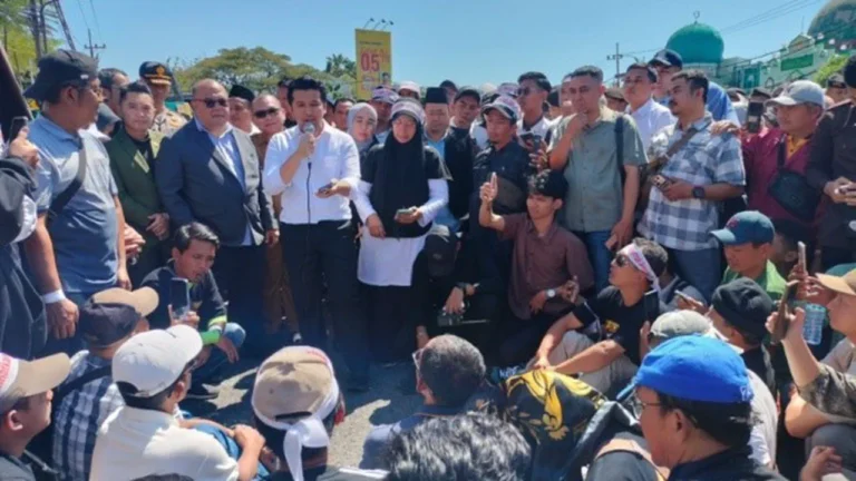 Harga Telur Anjlok, Wagub Emil Dardak Temui Peternak di DPRD Jatim