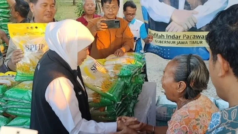 Pasar Murah Ngawi Diserbu Warga, Khofifah Sebut Efektif Tekan Inflasi