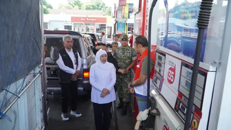 Pastikan Stok Solar Aman, Gubernur Khofifah Sidak SPBU Karanglo Malang