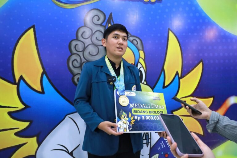 Di Tengah Padatnya Perkuliahan, Davi Raih Medali Emas Biologi ONMIPA