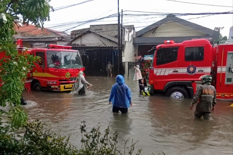 Hujan Deras dan Pasang Laut Picu Genangan, DSDABM Surabaya Optimalkan Rumah Pompa