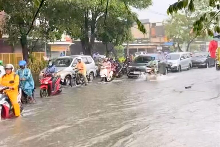 Surabaya Gerak Cepat Tangani Genangan di Tengah Hujan Ekstrem, Pemkot Optimalkan Pompa dan Percepatan Drainase