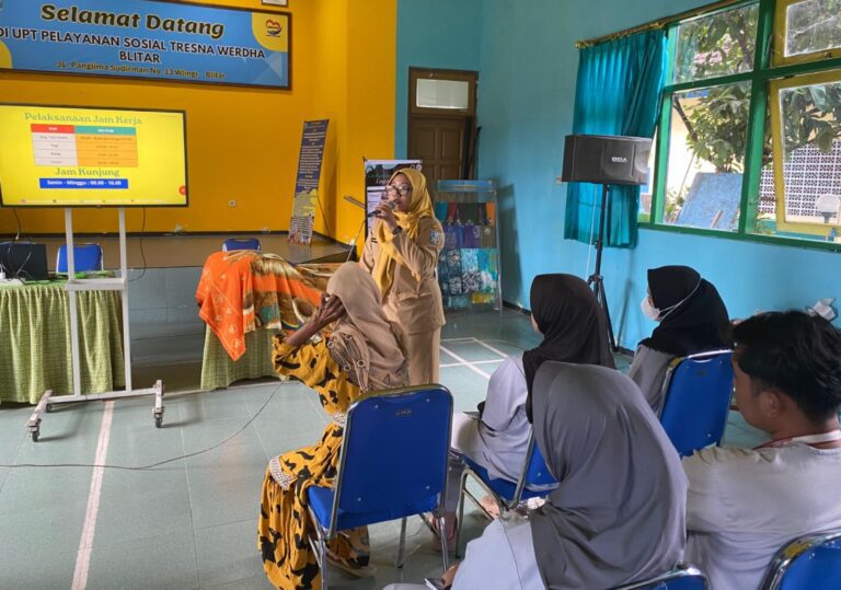 Melalui Inovasi Oplas Aja, UPT PSTW Blitar Tingkatkan Literasi Mahasiswa tentang Perawatan dan Pendampingan Lansia