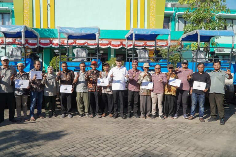 Aksi Amankan Swasembada Pangan, Bupati Lamongan Serahkan Bantuan Alsintan untuk Poktan