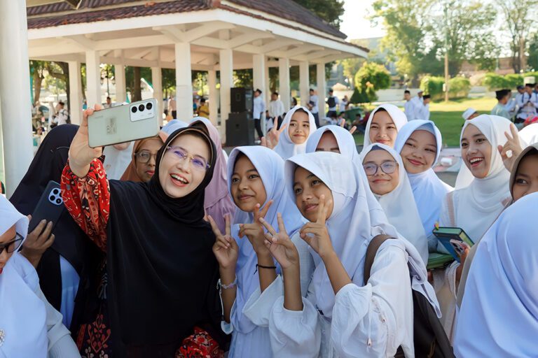 Bunda Indah Ajak Santri Jadi Benteng Moral Generasi Muda di Tengah Tantangan Zaman
