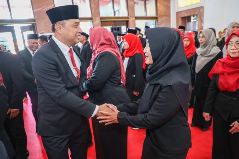 Jelang Mutasi Lanjutan, Wali Kota Eri Minta Pejabat Perempuan Pemkot Kantongi Restu Suami