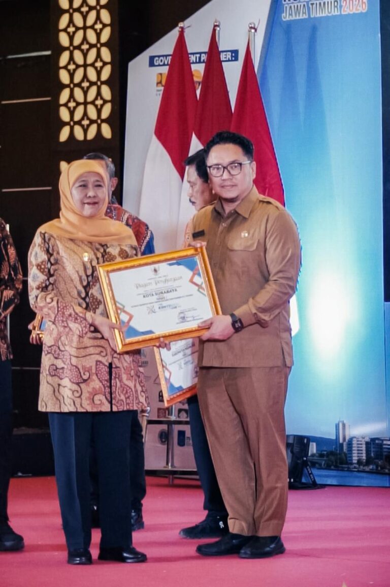 Komitmen Berikan Hunian Layak, Pemkot Surabaya Raih Penghargaan Terbaik I Program Rutilahu di Jawa Timur