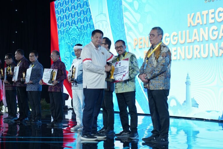 Sukses Tekan Kemiskinan dan Stunting, Pemkot Surabaya Borong Dua Penghargaan Kemendagri