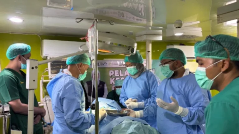 Yankes Bergerak Jatim Operasi Tumor Warga Sapudi di Kapal GN 01
