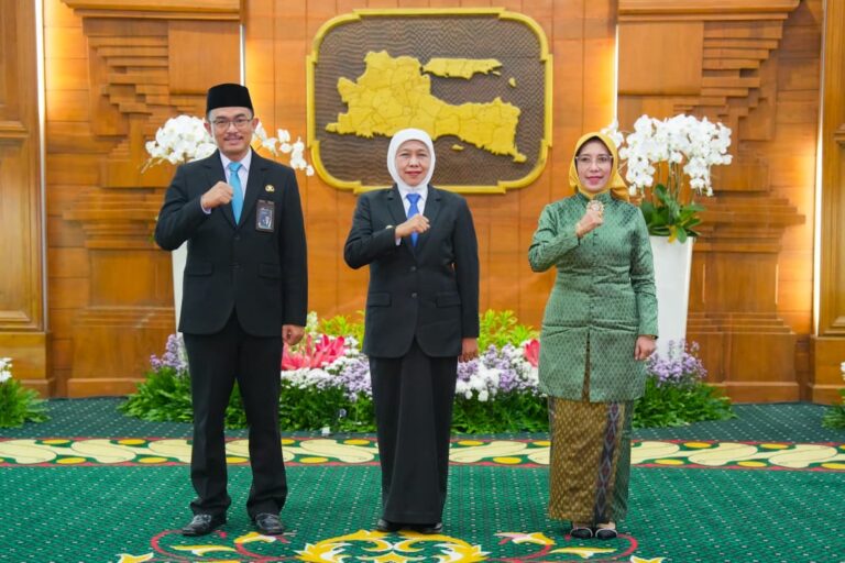 Khofifah Kukuhkan Kepala BKKBN Jatim, Tegaskan Pembangunan Keluarga Berkualitas dan Penurunan Stunting Jadi Fondasi Siapkan SDM Unggul Menuju Indonesia Emas 2045