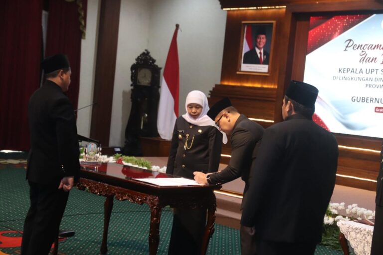 Gubernur Jawa Timur, Khofifah Indar Parawansa Melantik 65 Kepala Sekolah SMA/SMK se-Jawa Timur