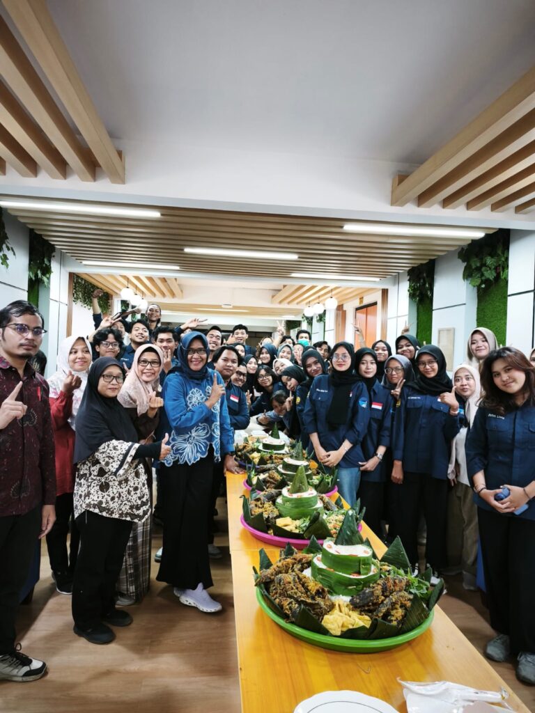 Lewat Budidaya Lele Bioflok, Mahasiswa S-1 Akuakultur Unesa Olah Hasil Panen untuk Promosikan Diversifikasi Pangan