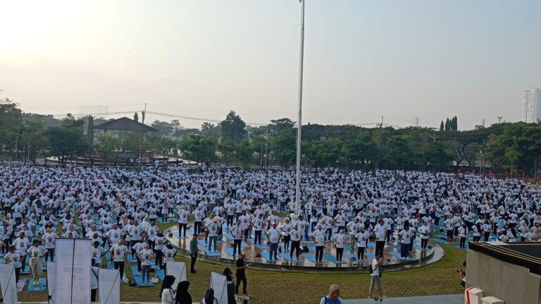 Hari Yoga Internasional, Unesa Buat Rekor Yoga Dengan Peserta Disabilitas Terbanyak