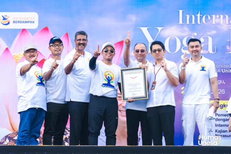 Catatkan Rekor MURI, Unesa Gandeng Anjasmara Gelar Yoga Bersama dengan Peserta Disabilitas Terbanyak