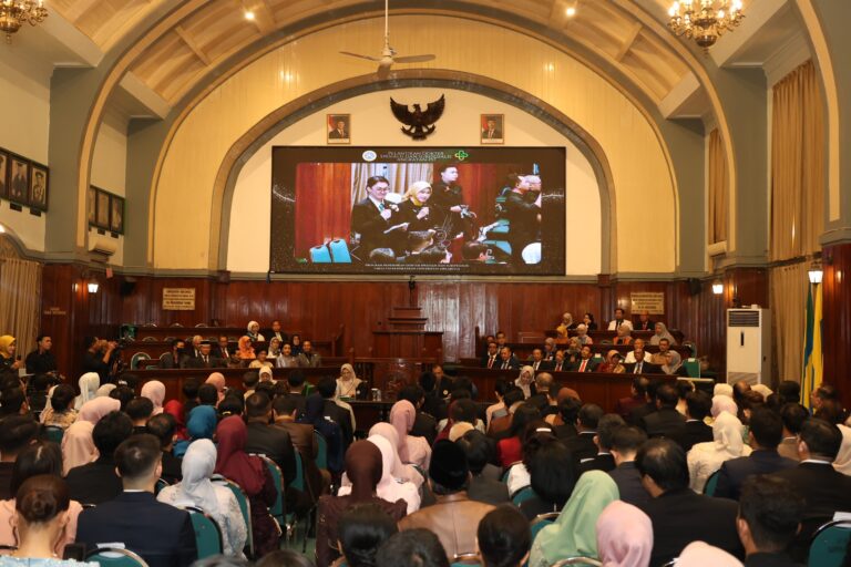 Lantik 96 Dokter Spesialis, Rektor UNAIR Tekankan Pengabdian untuk Kemanusiaan