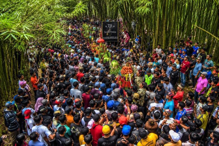 Grebeg Suro Sumbermujur, Tradisi Syukur yang Menjaga Mata Air di Kaki Semeru