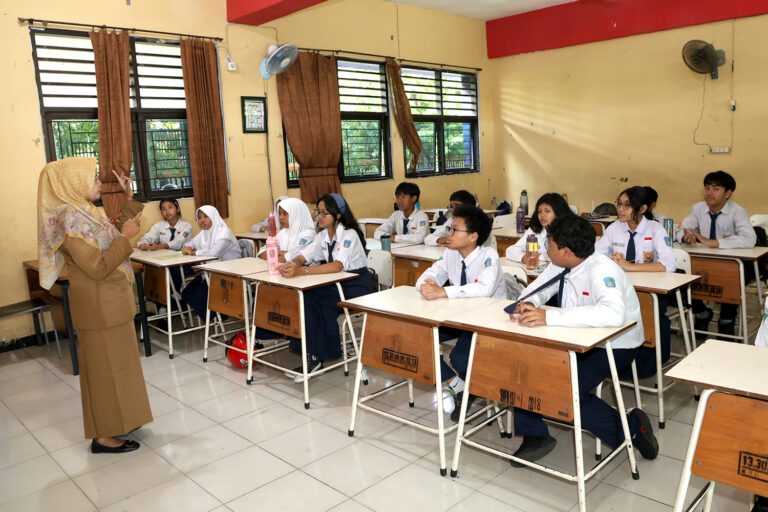 Anak-Anak Menunggu Makanan, Koruptor Menunggu Transfer