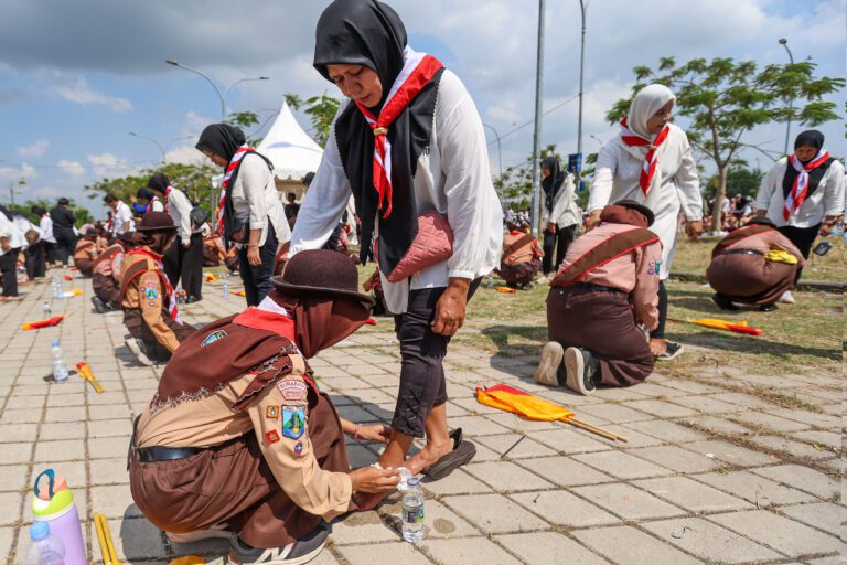 Basuh Kaki Orang Tua: Ikhtiar Wali Kota Surabaya Menumbuhkan Generasi Berkarakter