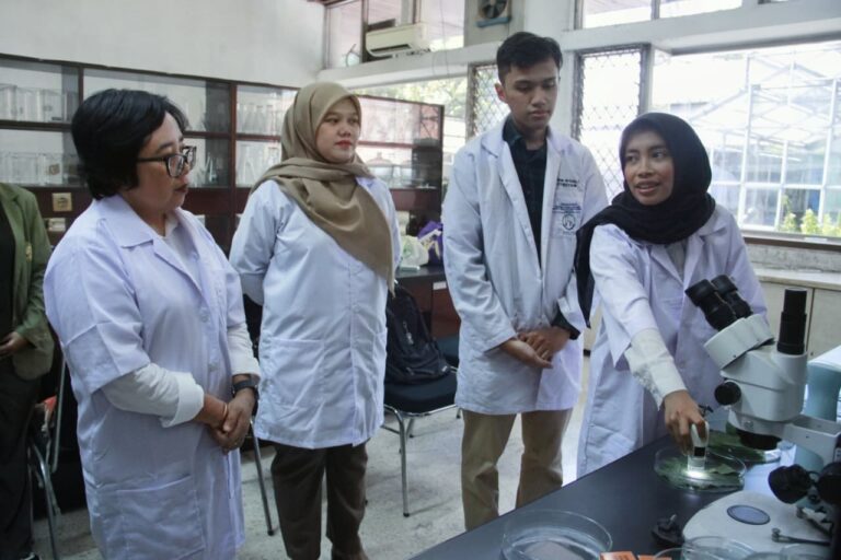 Mahasiswa ITS Ciptakan Inovasi Nanopestisida Tahan Hujan dan UV