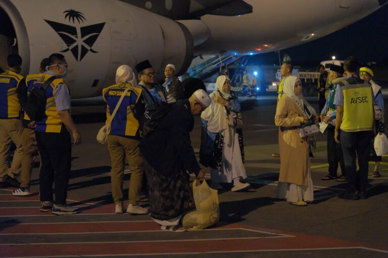 Bupati Ngawi dan Ketua PPIH Debarkasi Surabaya Sambut Kepulangan Jemaah Haji Kloter 23 Asal Ngawi
