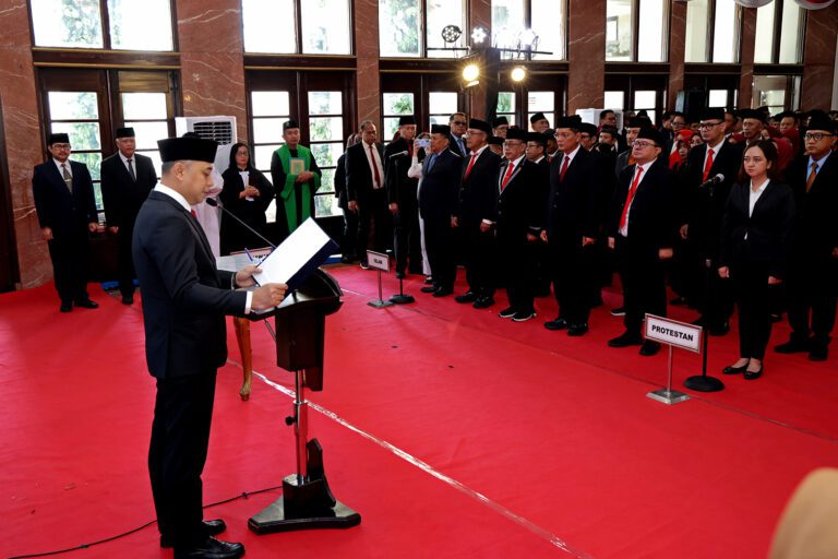 Wali Kota Eri Cahyadi Lantik 57 Pejabat Pemkot Surabaya, Targetkan Evaluasi Setiap 6 Bulan