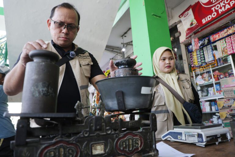 Tera Timbangan Gratis Keliling Pasar, Surabaya Jaga Kepercayaan Pedagang dan Konsumen
