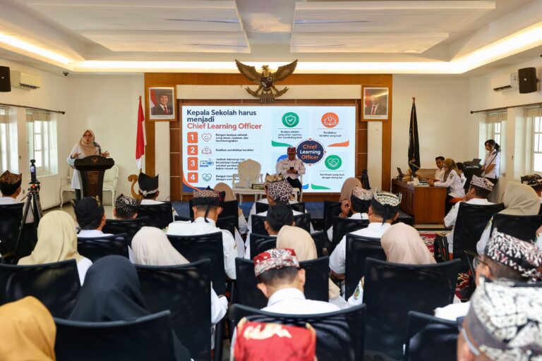 Rotasi 42 Kepala SMP, Bupati Ipuk Minta Sekolah Aktif Cegah Anak Putus Sekolah