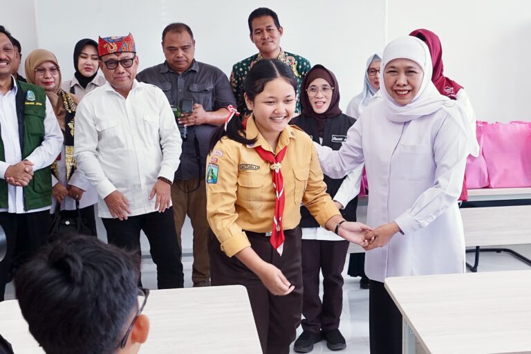 Kunjungi Sekolah Rakyat Banyuwangi, Khofifah Terpukau Suara Siswi Bawakan Lagu Osing, akan Diundang ke Grahadi