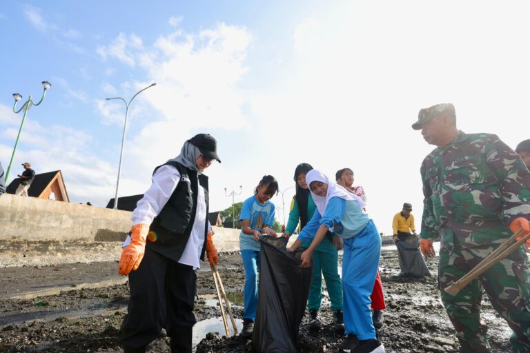 Kemendagri Gelar Gerakan Indonesia Asri di Banyuwangi, Ribuan Peserta Gotong Royong Bersihkan Pantai Ancol Plengsengan