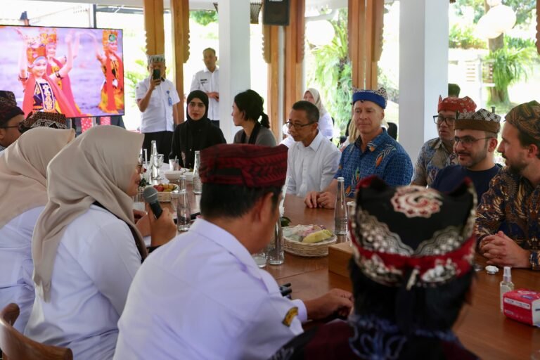 Uni Emirat Arab Tinjau Progres Pembangunan Pengolahan Sampah 3R di Banyuwangi 