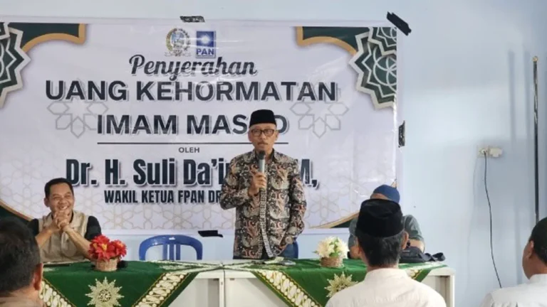 Anggota DPRD Jatim Serahkan Uang Kehormatan bagi 25 Imam Masjid di Ponorogo