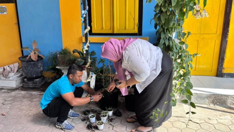 UPT PSTW Blitar Perindah Lingkungan Kerja melalui Gerakan Penanaman Bunga