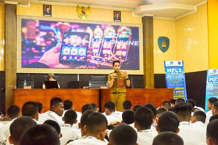 Kominfo Lumajang Perkuat Literasi Digital Pelajar melalui MPLS, Bekali Siswa Tangkal Hoaks dan Judi Online