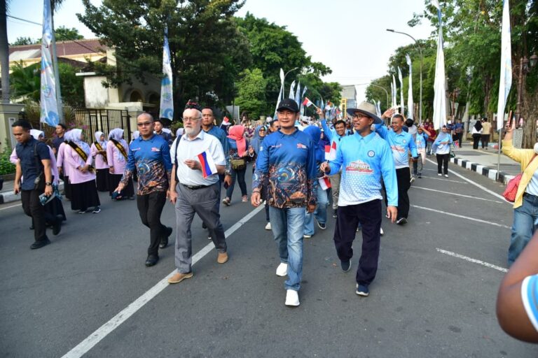 Hari Koperasi Ke-79, Lamongan Gelar Fun Walk Insan Koperasi bersama Mahasiswa Internasional
