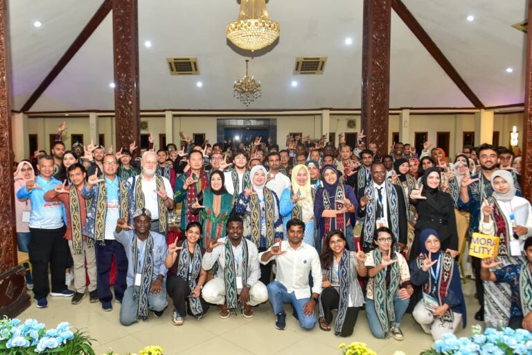 Bupati Yes Pasarkan Produk Lokal Lamongan pada Mahasiswa Mancanegara