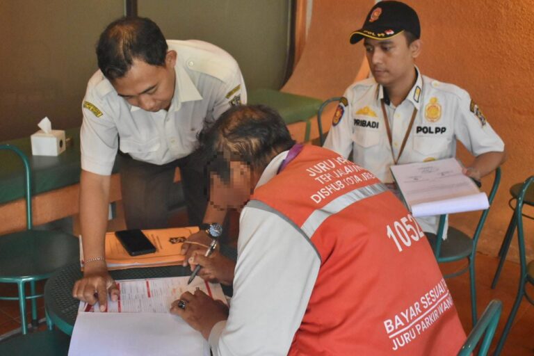 Tegakkan Perda, Pemkot Surabaya Tertibkan 63 Titik Parkir Liar dan Non-Digital