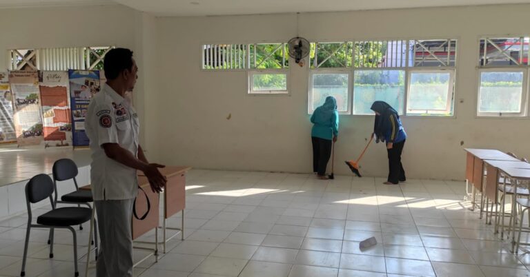 Tagana Gresik Gotong Royong Siapkan Perpindahan SRMA 37 ke Gedung Permanen SRT