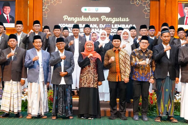 Di Pengukuhan Pengurus MUI Jawa Timur 2025-2030, Gubernur Khofifah Ajak Perkuat Sinergi Cegah Kerentanan Sosial dan Bangun Dakwah Digital Moderat