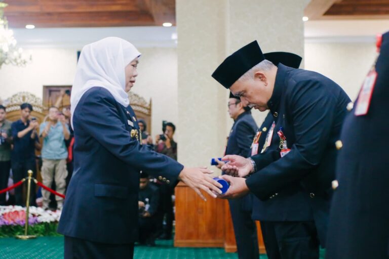 Gubernur Khofifah Lantik Enam Pejabat Pimpinan Tinggi Pratama Pemprov Jatim: Optimalkan Digitalisasi untuk Pelayanan Publik Yang Makin Akuntabel, Efektif, Transparan dan Profesional